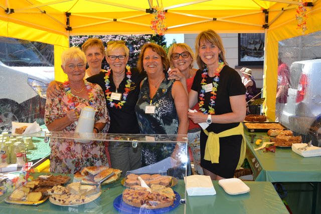 Leckeren Kuchen gab es am Stand der Landfrauen mit (v. li.): Erika Behnke, Heike Jentzmik, Monika Brodda, Margitta Brauns, Heidi Klemm und Bettina Brenning