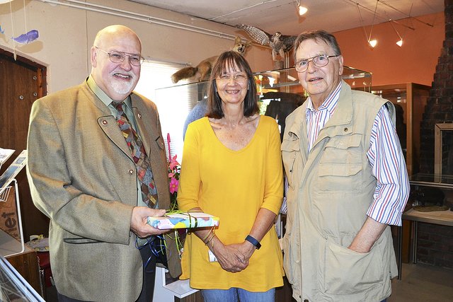 Naturschützer Reinhard Kempe (re.) gratulierte Dr. Klaus Hamann und Karen Möller zum Museumsjubiläum