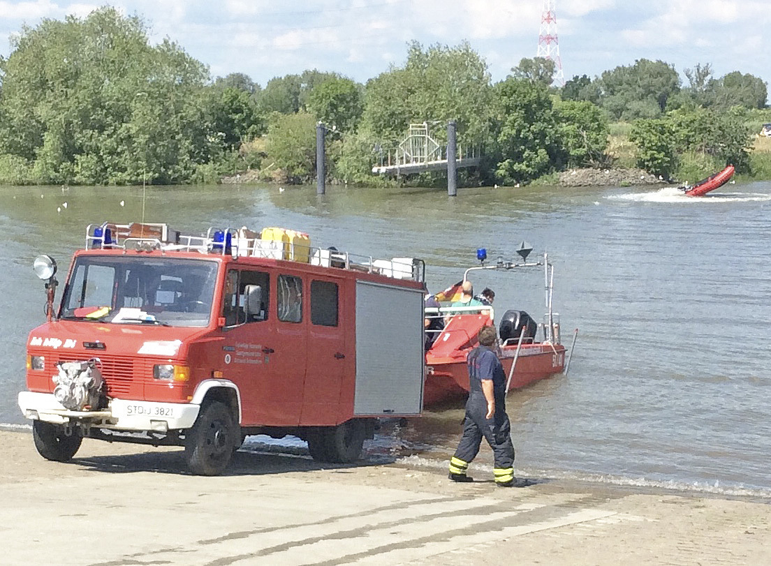 Die Helfer waren schon vor Ort, um das führungslose Boot (im Hintergrund) einzufangen