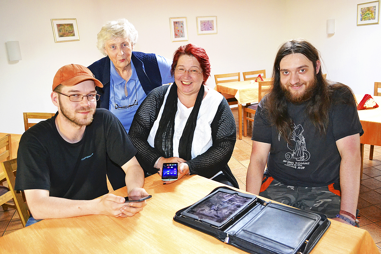 Die stellvertretende Seniorentreff-Vorsitzende Traute Hanfeld (hinten) mit (v. li.): Florian Kühn, Tom-Claus Schmidt und Brigitte Kühn, die Senioren im Umgang mit Smartphones und Tablets schulen