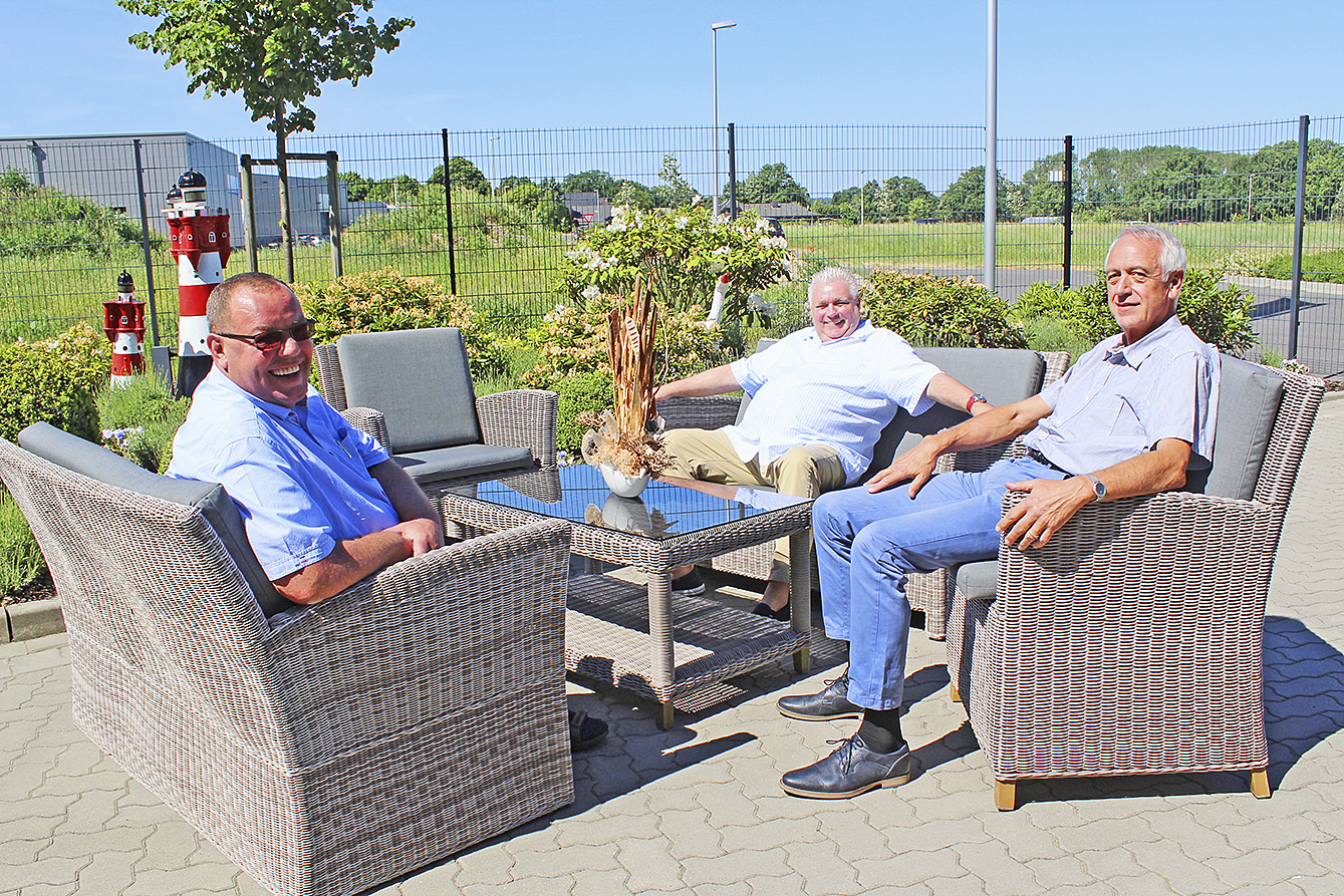 Siegfried Stresow (v. li.), Kay Gosebeck und Jürgen Badur nehmen schon einmal auf den Gartenmöbeln Platz, die Kay Gosebeck als Hauptgewinn für das Entenrennen spendet Foto: wd