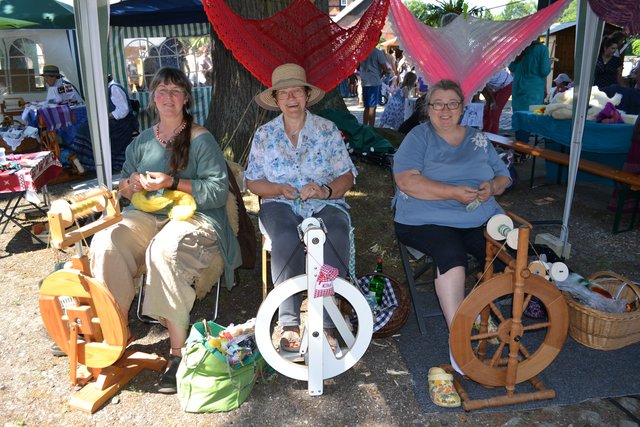 Mitglieder der "Töster Spinnstuuv" (v. li.): Katrin Hieronymus, Elke Müller und Sabine Klanten