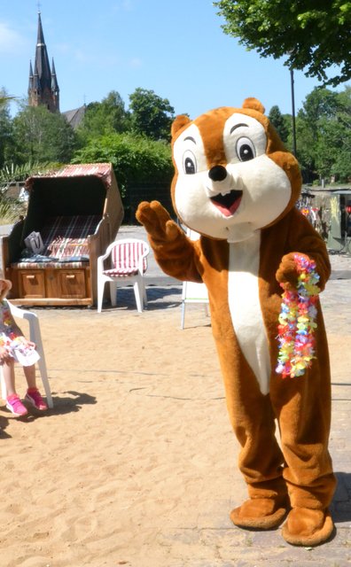 Werbekreismaskottchen "Ekki" verteilte Hawaiketten