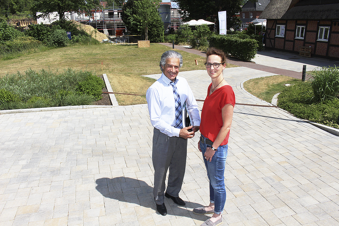 Sind zuversichtlich, dass die Arbeiten noch im Juni beginnen können: Hossein Salehmanesh und Architektin Franziska Sluyterman von Langeweyde. Im Hintergrund links befindet sich die Fläche, auf der der "Markt der Möglichkeiten" entstehen soll