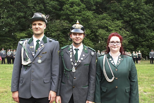 Jungschützenkönig Philipp Harkenes (Mitte) mit seinen 
Adjutanten Verena Wischhof und Maurice Rosenbrock