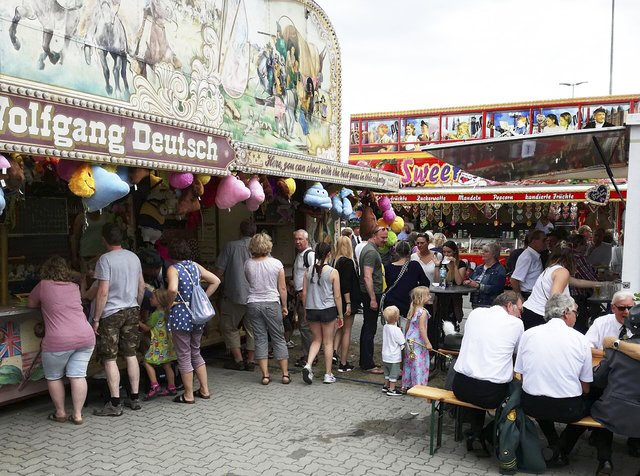 Zahlreiche Buden sind auf dem Parkplatz vor der Schützenhalle aufgebaut