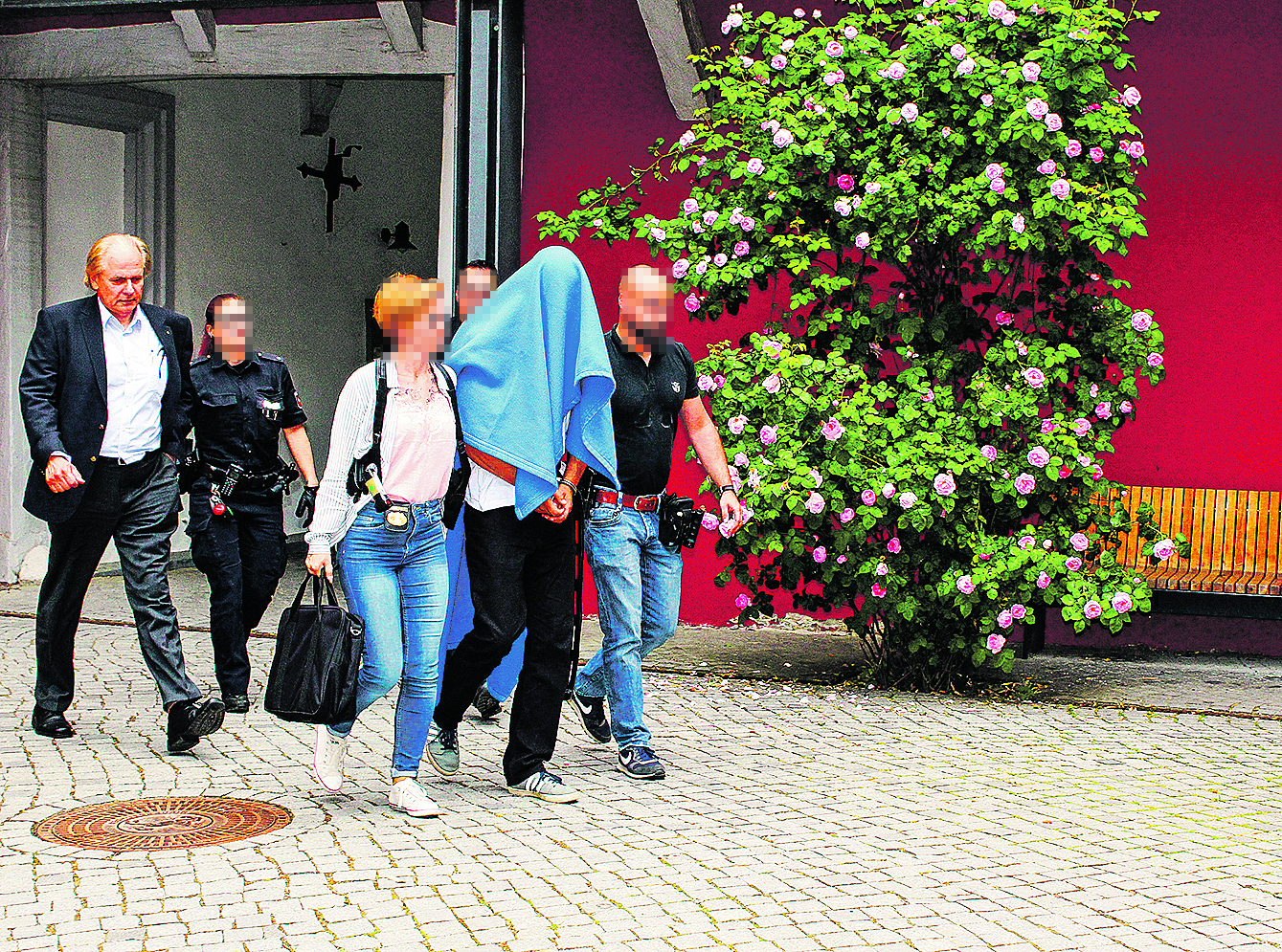Volker K. wurde dem Haftrichter vorgeführt. Links sein Anwalt Hans Peter Hansen