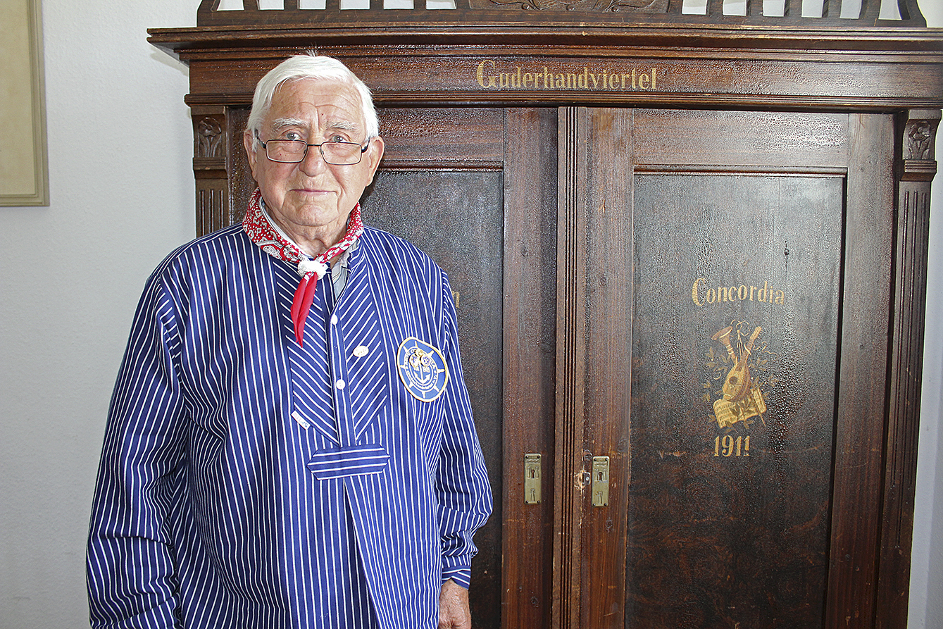 Ewald Kirschner ist seit 70 Jahren aktives Mitglied des Männergesangvereins Concordia Guderhandviertel Fotos: lt