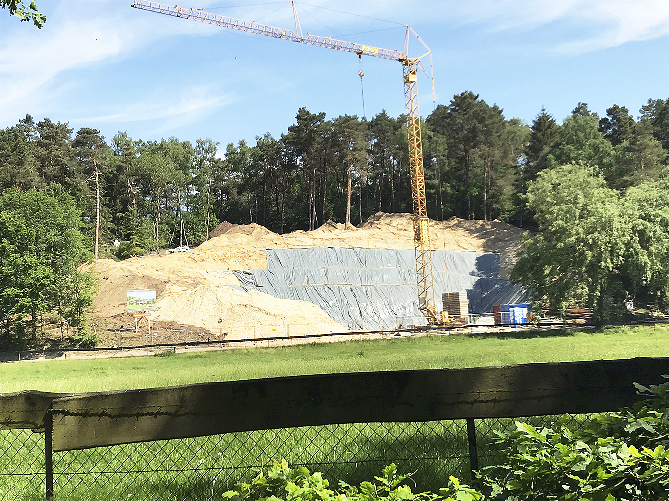 Kaum zu übersehen: Wer den Kleckerwaldweg in Richtung Waldklink entlang fährt, schaut auf die riesige Baustelle