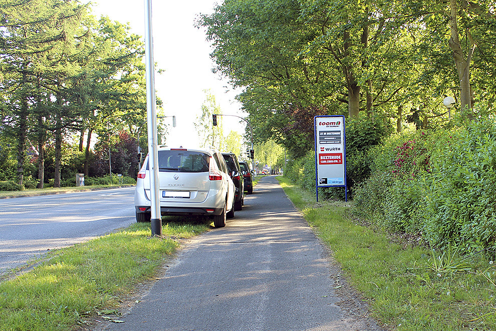 Der Grünstreifen an der Apensener Straße wird gerne zum Parken benutzt. Eine Bepflasterung könnte den Eindruck, dort parken zu dürfen, noch verstärken