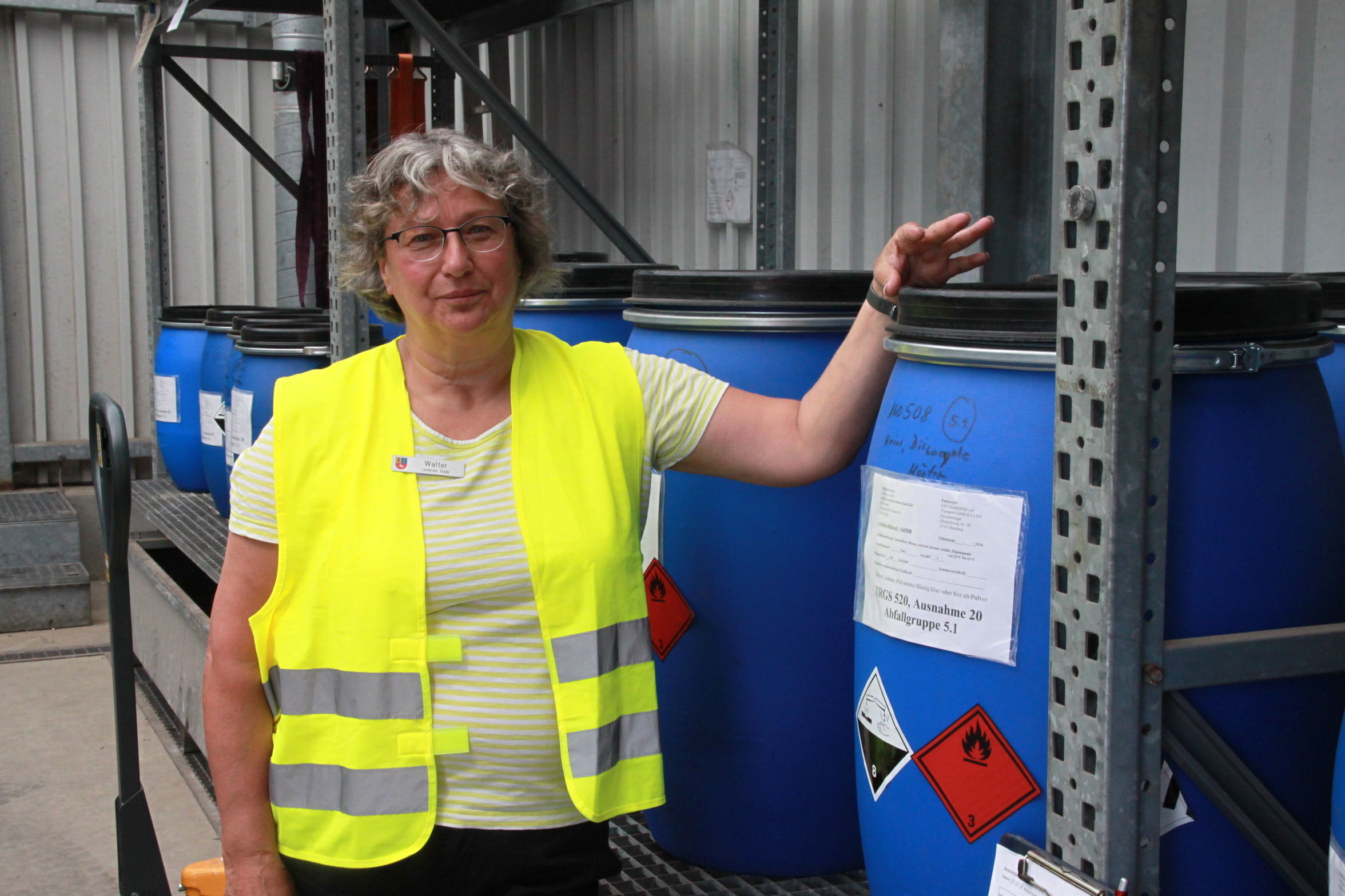 Kerstin Walter, Abteilungsleiterin Sonderabfälle, mit Fässern im Zwischenlager