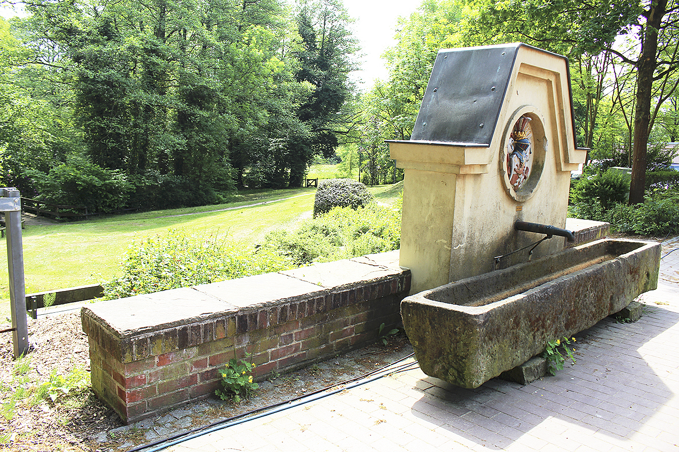 Hinter dem Dorfbrunnen auf dem Spethmann-Platz soll das "Spiegelhaus" entstehen Fotos: mum/Jesteburg