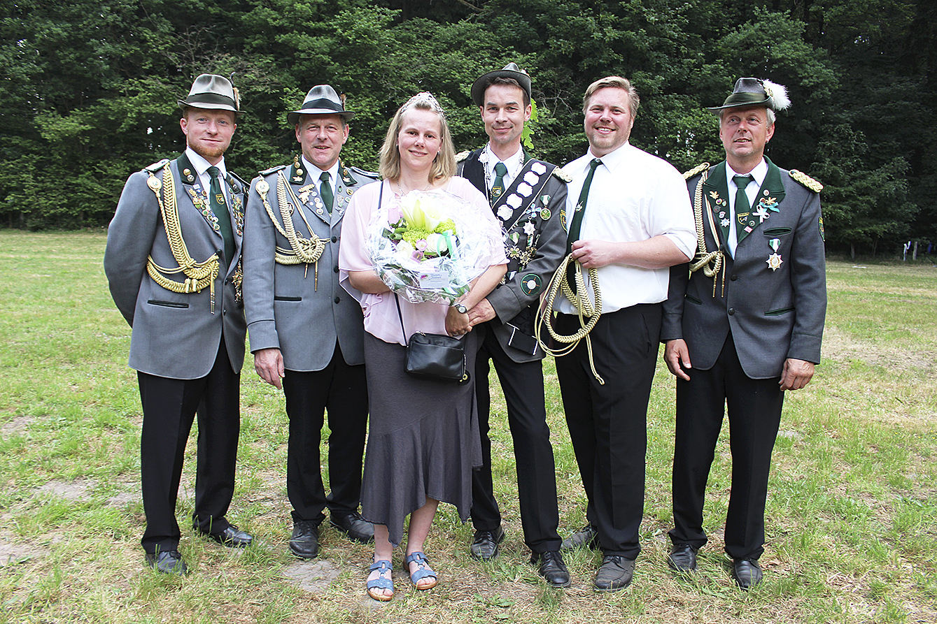 Wesels Schützenkönig Heiko Röhrs (3. v. li.) und seine Frau Mandy werden von den Adjutanten Hartmut Röhrs (v. li.), Michael Lühr, Ulf Cordes und Ingo Wischhof unterstützt Fotos: mum