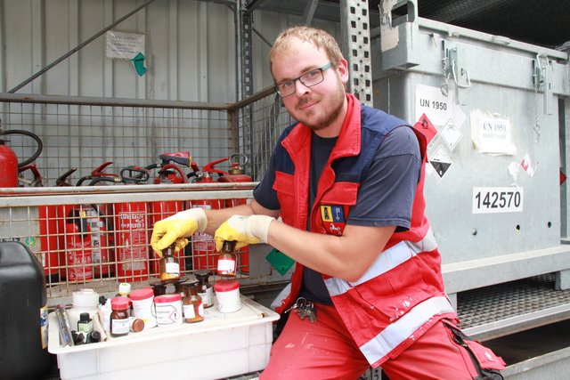 Ver- und Entsorger Tobias Güldenpfennig mit Chemikalien aus dem Schul-Unterricht und ausgedienten Feuerlöschern