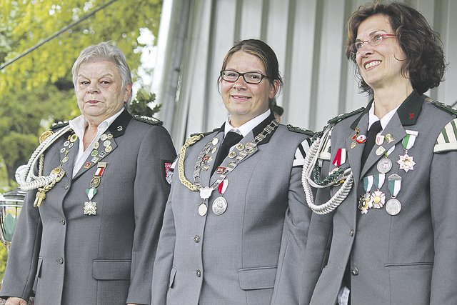 Auch für Damenkönigin Nina Meyer (Mitte) naht der Abschied. Ihr zur Seite standen die Adjutantinnen Angelika Meyer (li.) und Manuela Versemann