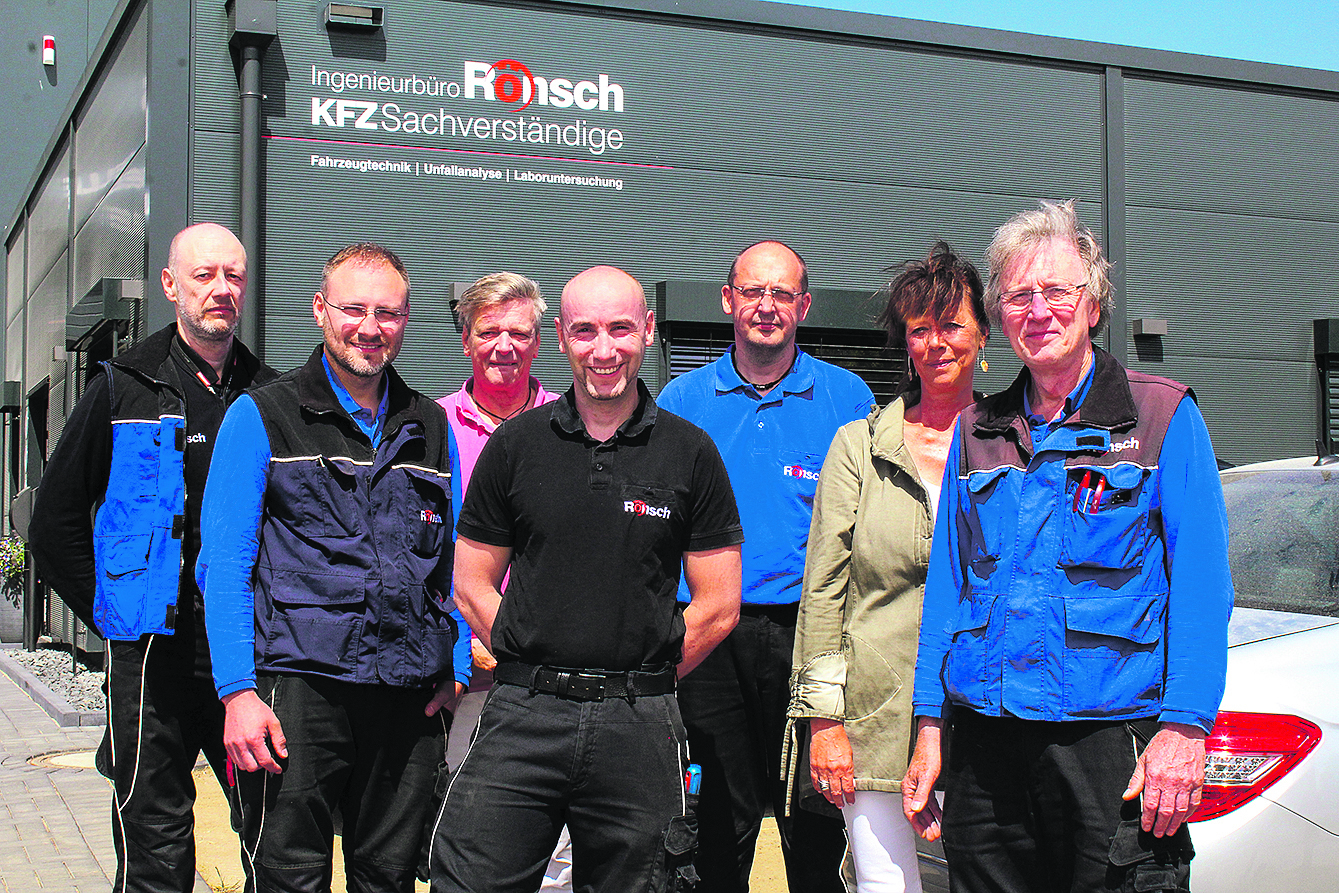 Das Team vom Ingenieurbüro Rönsch ist der richtige Ansprechpartner für Fahrzeuguntersuchungen und Kfz-Gutachten (v. li.): Jens Joswich, Stefan Lemanczyk, Michael Mosebach, Fachabteilungsleiter Prüfwesen Holger Kleinschmidt, Heiko Kroll, Martina Rönsch-Sebastian und Inhaber Michael Rönsch Fotos: as
