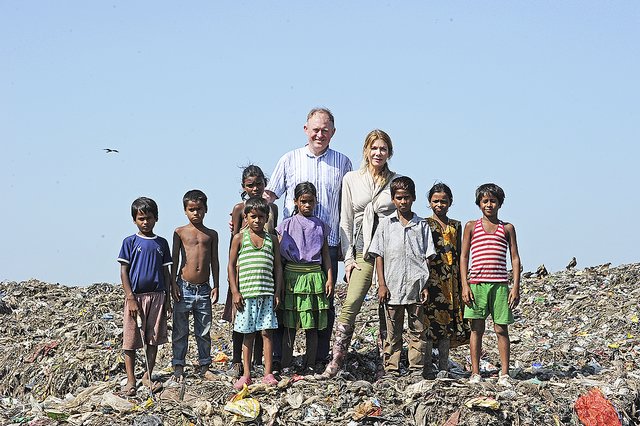 Sie sollen weg von den Müllhalden: Dr. Martin Kasper (hinten, li.) macht sich
für eine bessere Bildung von Kindern in Indien stark