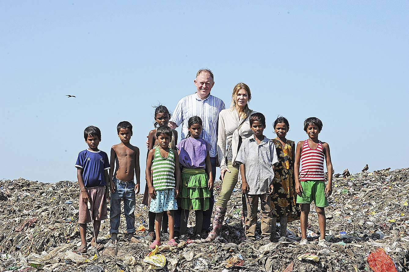 Sie sollen weg von den Müllhalden: Dr. Martin Kasper (hinten, li.) macht sich
für eine bessere Bildung von Kindern in Indien stark