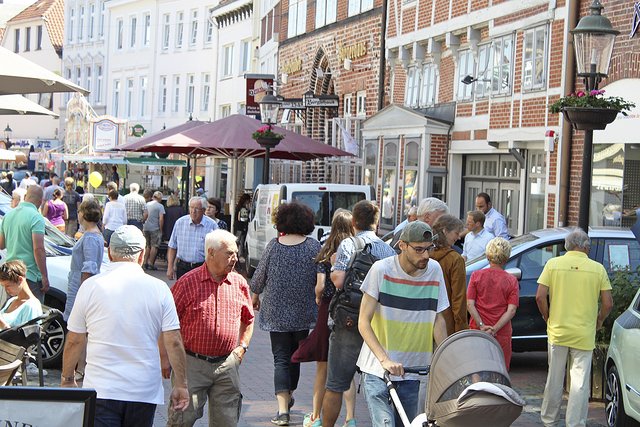 Die Altstadt war voll: Viele schicke Autos und jede Menge Fans 
von PS und glänzenden Karossen
