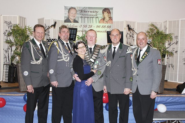 Meisterten das Königsjahr mit Bravour: Detlef Meyer mit seiner Frau Andrea (Mitte) und die Adjutanten Dirk Schmanns (v. li.), Peter Claußen, Olaf Langer und Frank Dohnke