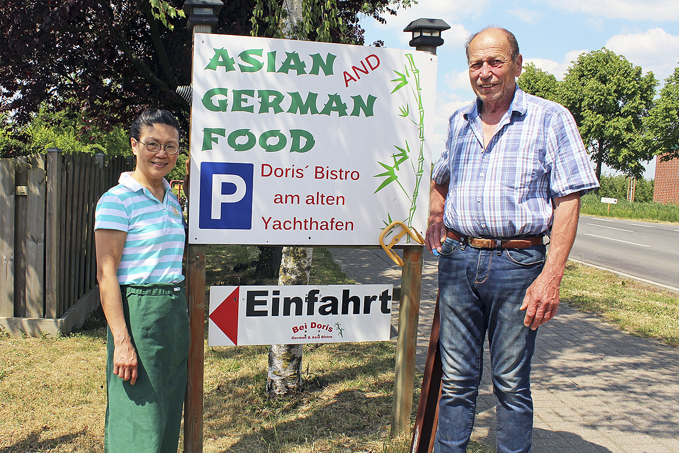 Klaus und Doris Ewe sollen die Schilder entfernen, die auf ihr Bistro aufmerksam machen. Sie befürchten, dass Laufkundschaft nicht mehr auf den etwas versteckt liegenden Imbiss aufmerksam wird
