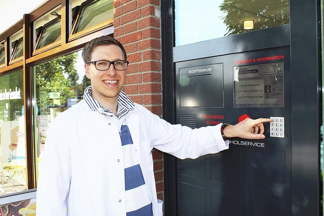"Die Kunden können jetzt auch außerhalb der Öffnungszeiten ihre Medikamente abholen", stellt Björn Deisting die neue Abholstation vor