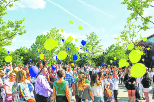 Weithin sichtbarer "Geburtstags-Gruß": Schüler und Lehrer ließen Hunderte Luftballons in den Himmel steigen