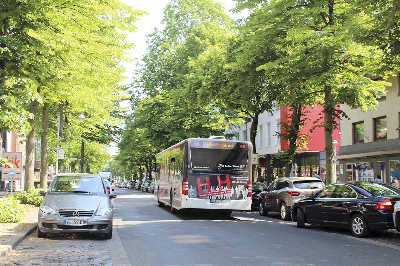 Idee von Grünen und FDP, die kontrovers diskutiert wird: Nur Busse und Taxen sollten während einer autofreien Erprobungsphase durch die Bahnhofstraße fahren können Foto: tk