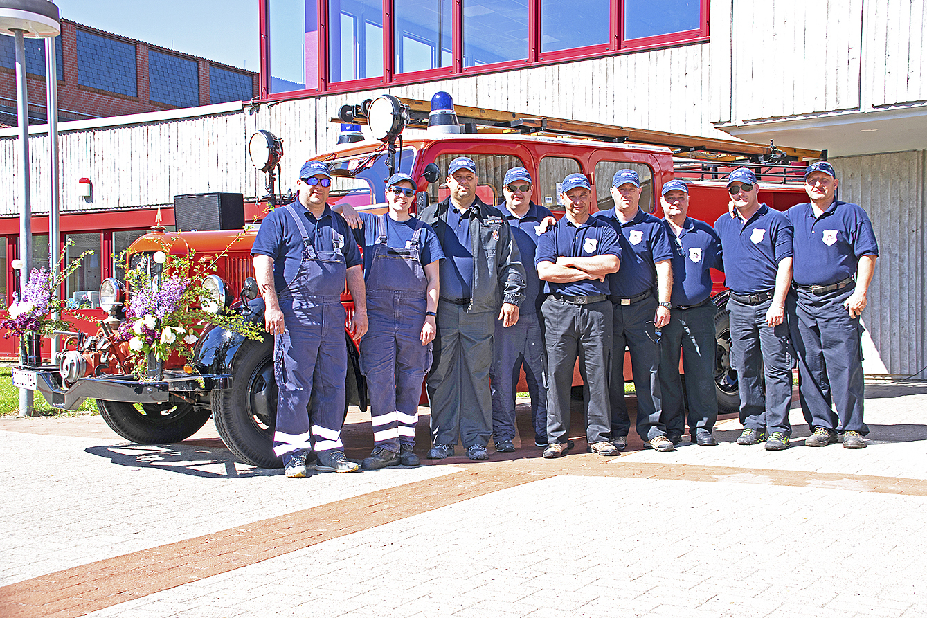 Die sieben Brandschützer aus Ungarn mit der stellvertretenden Gemeindejugendfeuerwehrwartin Rebecca Schirmer (2. v. li.) und Gemeindejugendfeuerwehrwart Martin Stave (4. v. li.)