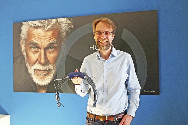 Klaus Schütz zeigt das Messgerät, mit dem die Leistung der Hörgeräte im Ohr getestet werden. Der Patient legt sich das Gerät, das mit Schläuchen mit dem Hörgerät verbunden wird, in den Nacken
Fotos: wd