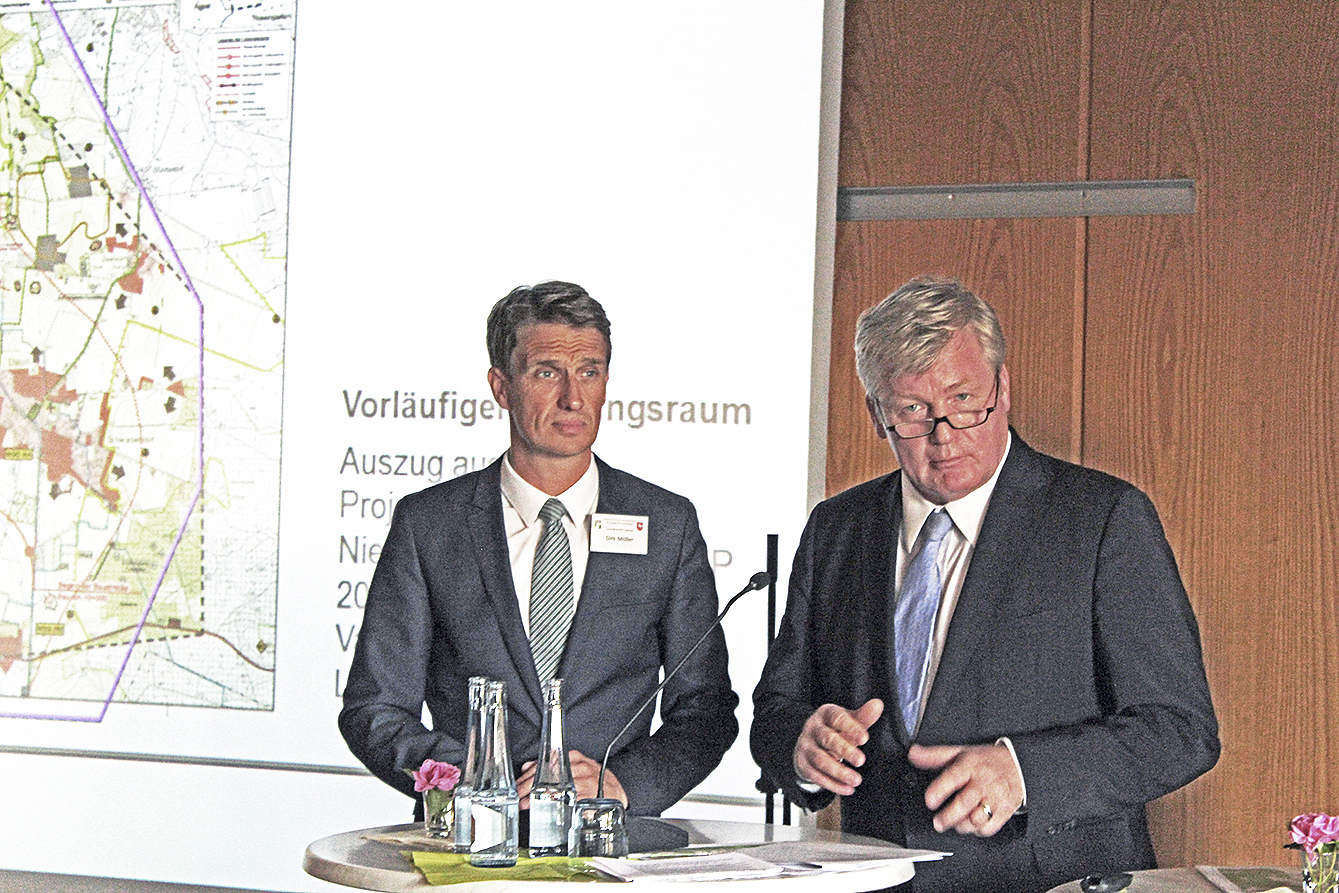 Verkehrsminister Bernd Althusmann (re.) und Dirk Möller (Straßenverkehrsbehörde)
informierten über das Pilotprojekt Fotos: mi