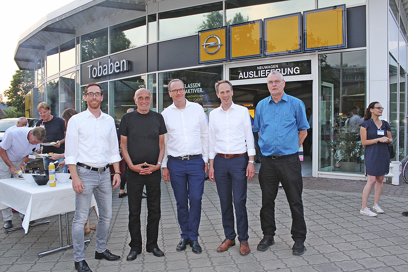 BSV-Marketingleiter Thorsten Sundemann (v. li.), Martin Kind, die Gastgeber Dirk und Jan Busse vom Autohaus Tobaben und BSV-Manager Peter Prior