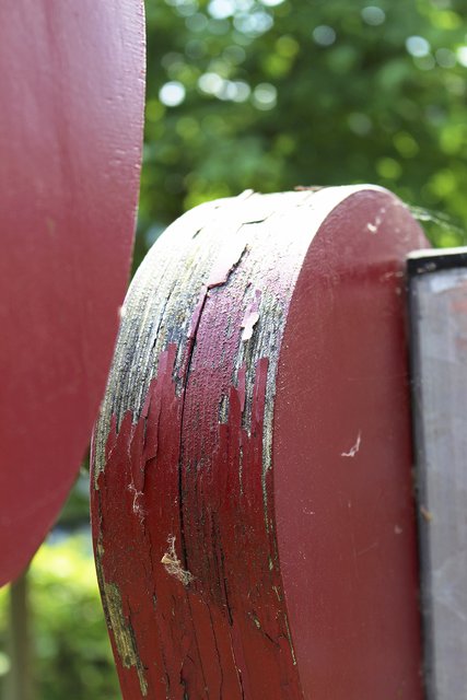 Die Farbe am "Mut"-Schriftzug platzt bereits ab