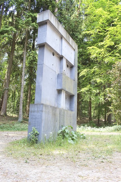 Die Skulptur von Timm Ulrichs soll einen Wert von 200.000 Euro haben. Einen Hinweis darauf, dass es sich um einen Teil des Kunstpfades handelt, sucht man vergeblich. Dafür zeigen sich deutliche Spuren von Verwitterung