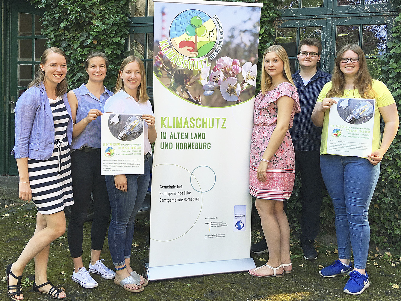 Sie motivieren zum Energiesparen: Anna-Katharina Poppe (v. li., Klimaschutzmanagerin Altes Land und Horneburg) und die Azubis Nieke Keil, Chiara Schaller, Lisa-Marie Flentje, Mervin-Luca Allers und Lilian Sprenger