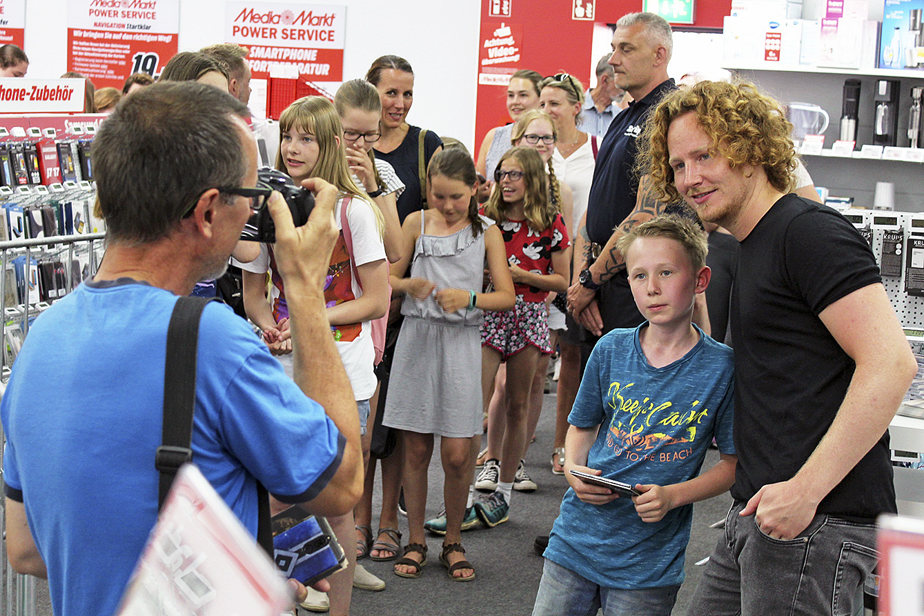 Michael Schulte gab bei Media Markt Autogramme und wurde fotografiert - auch von Andreas Friedrich, dessen Sohn Linus gerne ein Foto mit dem Star haben wollte