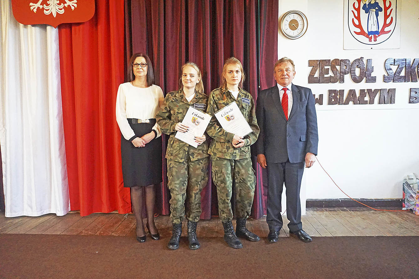 Bei der Übergabe der Stipendien (v. li.): Hanna Ptasinska, Oliwia Stormann, Sandra Wirkus und Andrzej Pastuszek