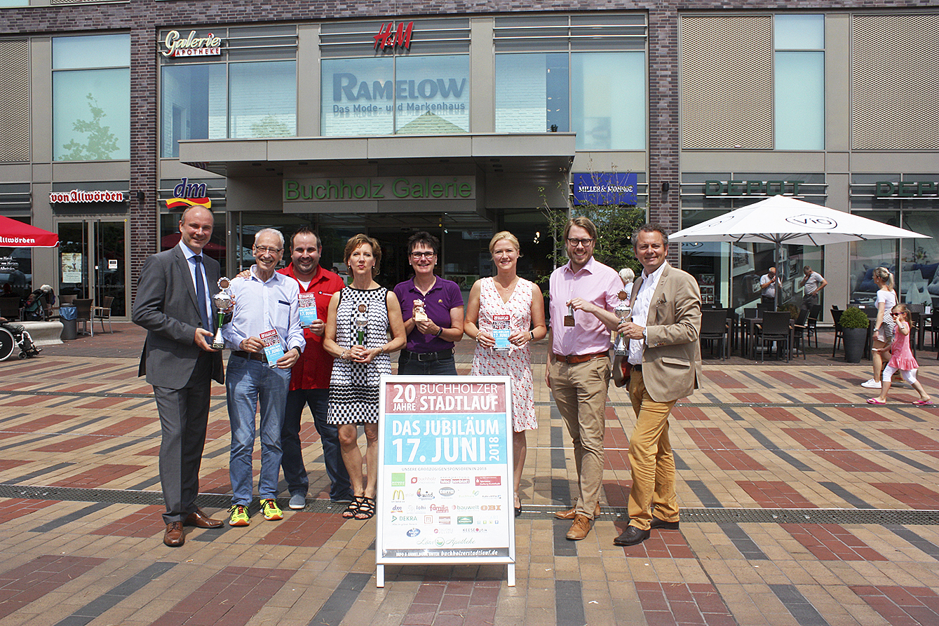 Die Vertreter der Haupt-Sponsoren trafen sich auf dem Peets Hoff: (v. li.) Stephan Tiedemann (Sparkasse Harburg-Buxtehude), Organisator Arno Regllitzky, Jan Bauer (Stadtwerke Buchholz), Tari Van Noy (terra Real Estate), Frauke Petersen-Hanson (McDonald's), Dr. Sabine Schmitz (Stadt-Apotheke/Löns-Apotheke), Lorenz Körbelin (Buchholz Galerie) und Stephan Schrader (WOCHENBLATT-Verlag)