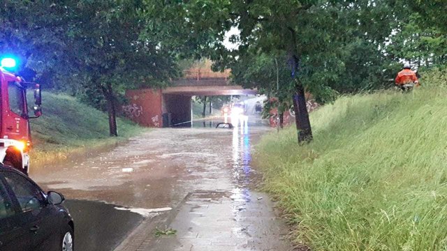 Dramatische Lage: Aus dem bis zu den Fenstern im Wasser versunkenen Wagen in der Emmelndorfer Straße musste die Fahrerin befreit werden