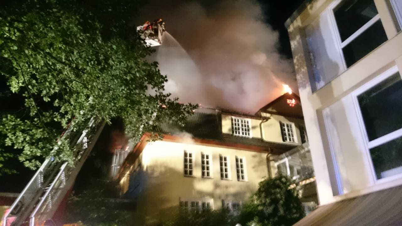 Ein Blitzschlag setzte den Dachstuhl in Brand: Feuerwehrleute bei den Löscharbeiten