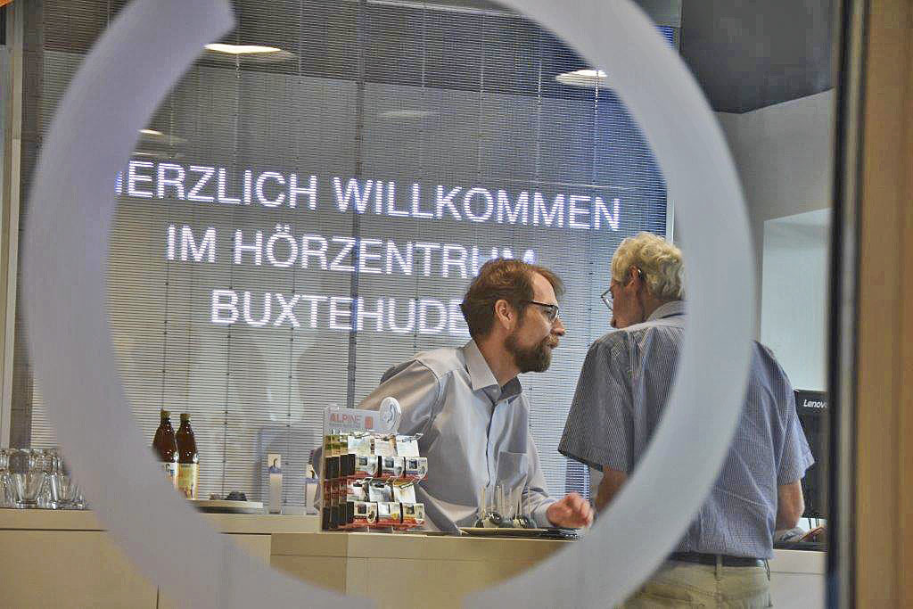 Offenheit und Transparenz: Klaus Schütz berät einen Kunden Foto: Klaas Knaack
