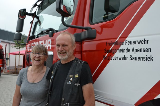 Andrea und Uwe Wingberg sind beeindruckt von der Freiwilligen Feuerwehr