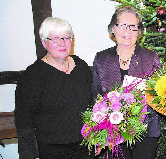 Besonderer Augenblick: 2016 wurde Inge Boenert (re.) die "Goldene Ehrennadel" der Gemeinde Salzhausen von Bürgermeisterin Elisabeth Mestmacher verliehen