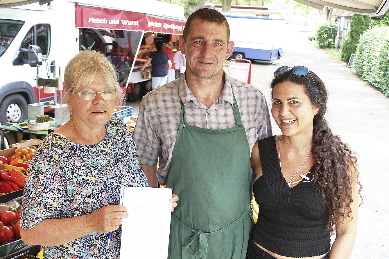 Vor der Ratssitzung hatte Sabine Mittelstedt (li.) mehr als 200 Unterschriften gesammelt. Sie sprachen sich dafür aus, dass der Wochenmarkt weiterhin vom GeWerbekreis organisiert wird. Zu den Unterstützern gehörten auch Marktbeschicker Holger
Rieckmann und Kundin Sarah Schönrogg
