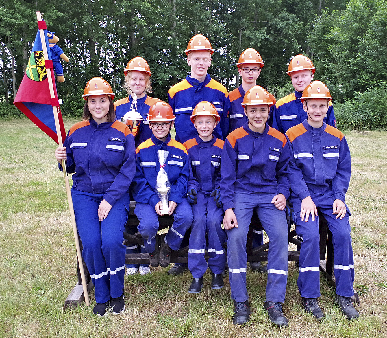 Das Team Rot aus Oldendorf mit dem Siegerpokal und dem Wanderpokal der Samtgemeinde Oldendorf-Himmelpforten