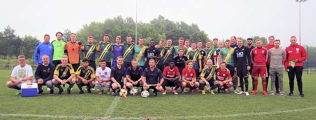 Gemeinsames Foto der beiden Teams vor dem Anpfiff an der Mittellinie des Spielfeldes