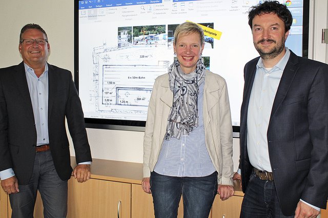 "Wir haben es uns nicht leicht gemacht": Stadtwerke-Chef Stefan Babis (v. li.), Bäderbetriebsleiterin Sonja Koch und Stadtwerke-Prokurist Daniel Berheide