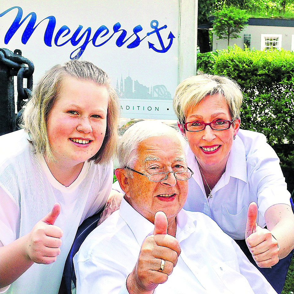 Die Familie hinter dem Meyers (v. li.) Enkelin Stella, die in diesem Sommer ein Praktikum in der Restaurantküche macht, Senior Hans-Jürgen Meyer und seine Tochter Karen Gerstenkorn, die das Meyers jetzt in dritter Generation führt