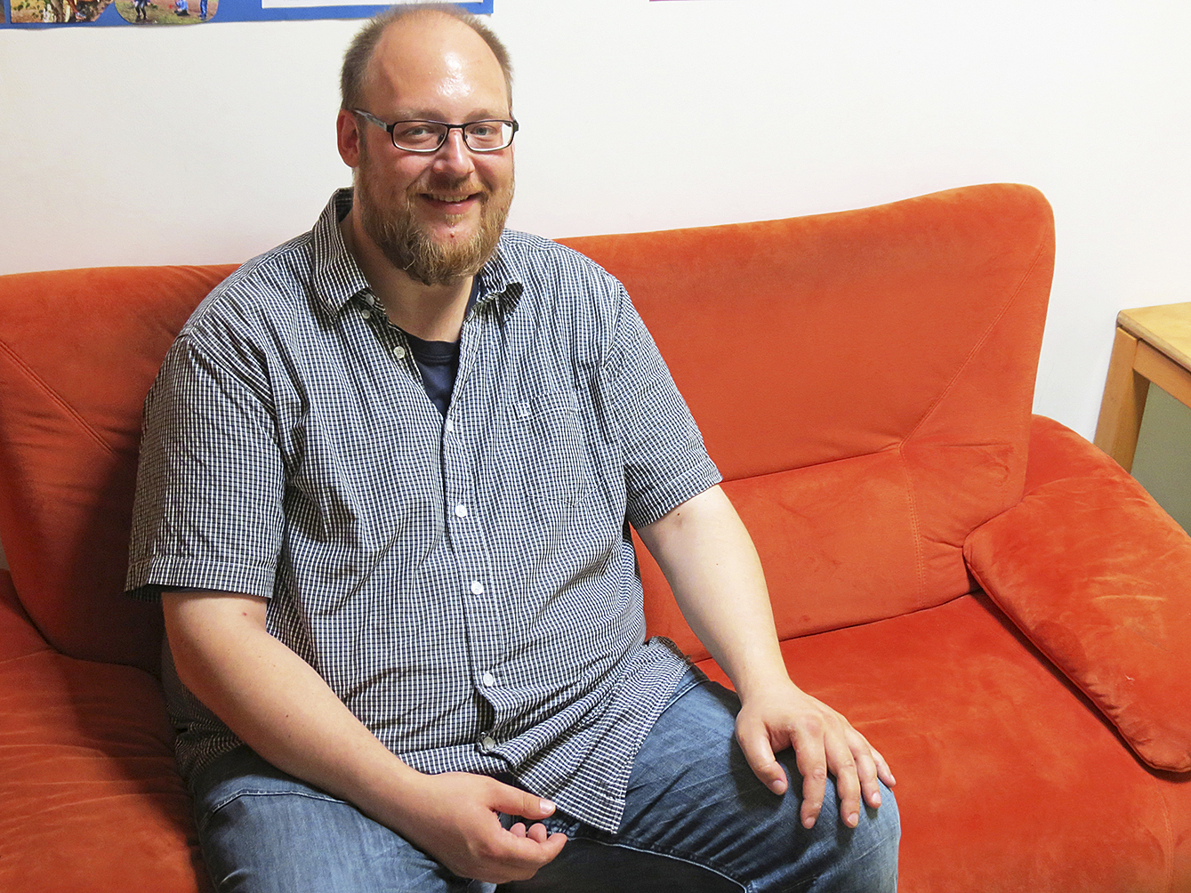 Schulsozialarbeiter Klaus Tasche sitzt auf dem roten Sofa in seinem Büro. Darauf nehmen sonst Schüler zu Gesprächen Platz Fotos: ts