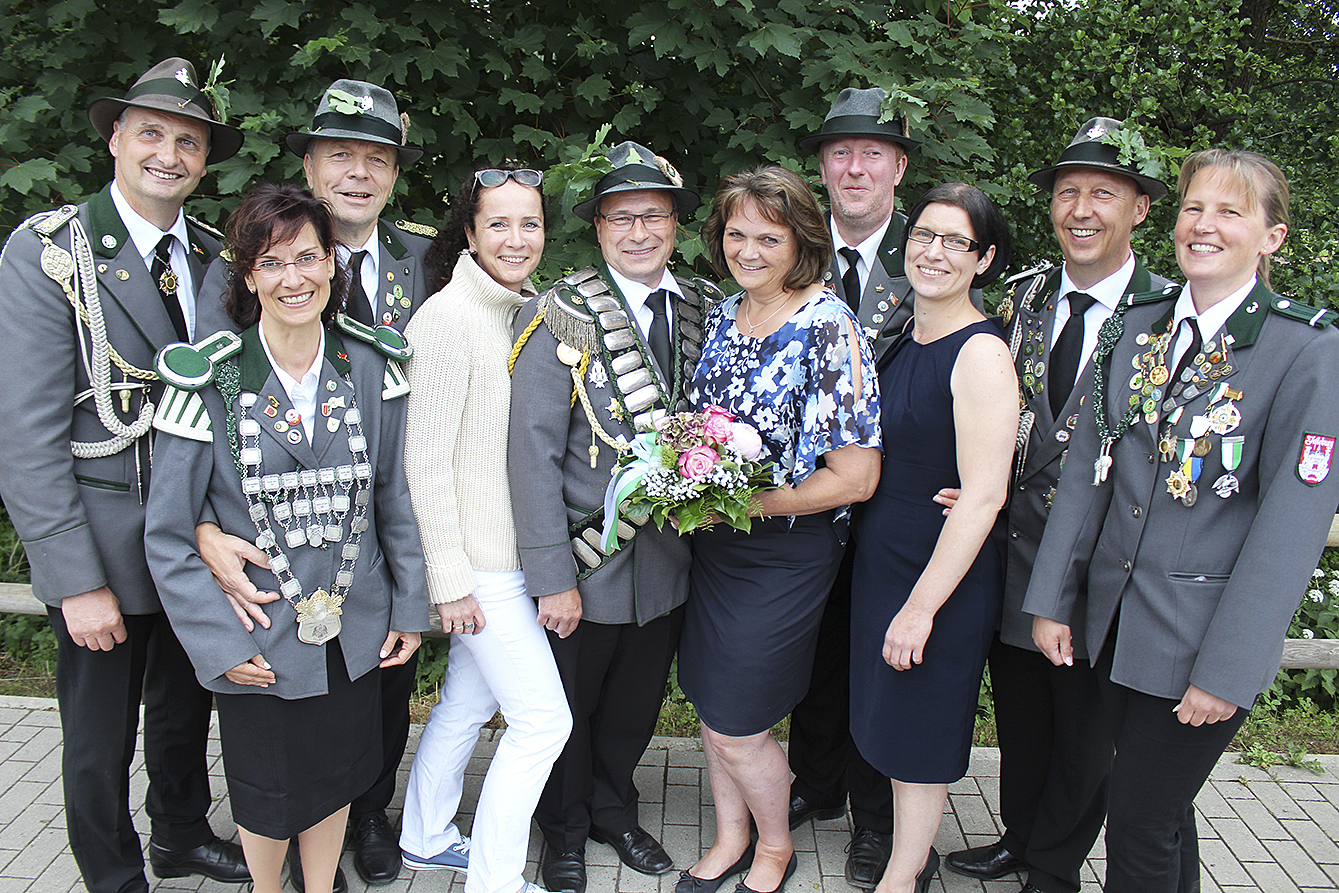 Jesteburgs Königspaar Gunnar Jäckel und Ulrike Biermann (Mitte) wird unterstützt von den
Adjutanten-Paaren (v. li.): Bernd und Manuela Versemann, Joachim und Birgitt Lucks,
Detlef und Andrea Meyer sowie Bernd Meyn und Patricia Meyer Fotos: mum
